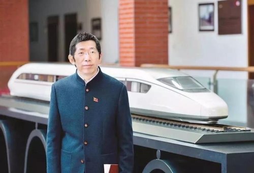 如何看待让座院士说“领导都站着，让老师坐！”？