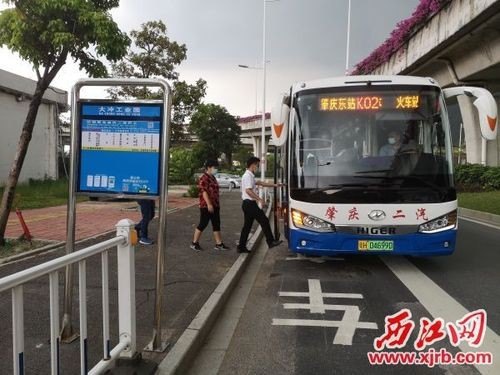 公交车站行驶的正确方式？