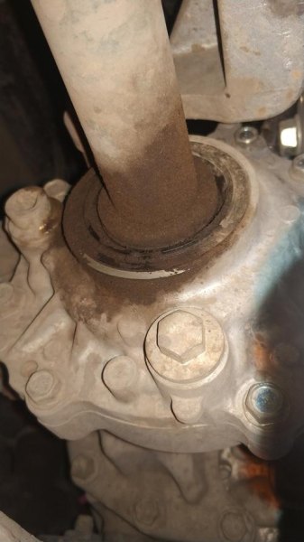 大客车半轴油封漏油? 大客车半轴油封漏油?