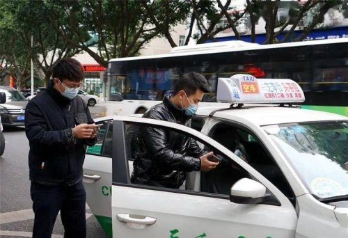 疫情防控期间为什么放开公交车和出租车，而不放开私家车呢？