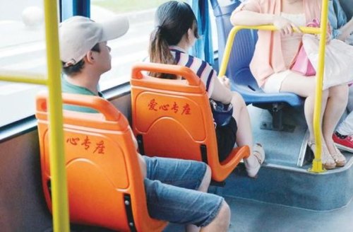 济南一孕妇乘公交没座位，周围没一个给其让座的引争议，你咋看？