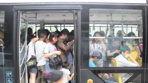 公交车下车时因为太挤想从前门下车，结果被司机当众批评，你怎么看？