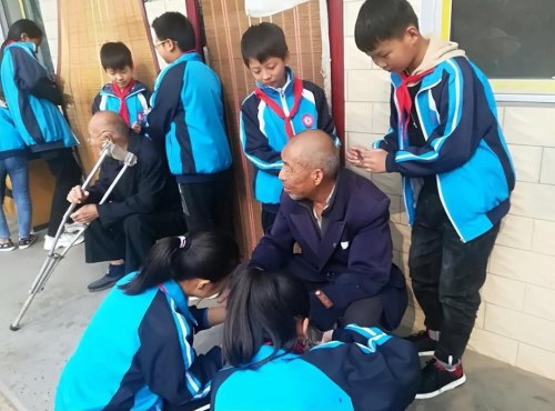 一长辈总爱教育人怎么怼？