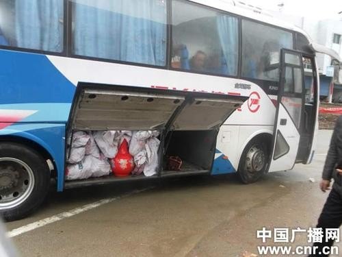 双层大巴能放多少个行李箱？