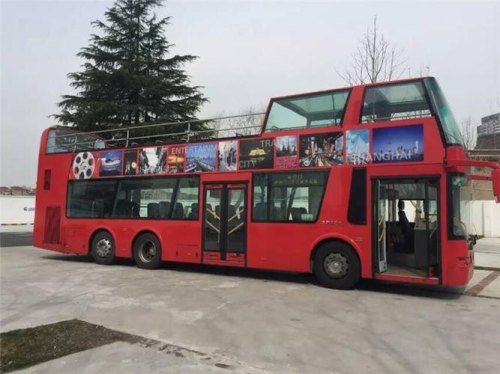 双层大巴车有三个轮子? 双层大巴车有三个轮子?