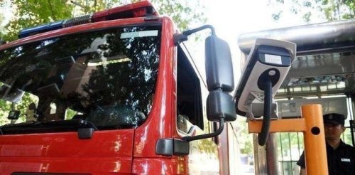 大客车倒车镜是前伸的，几乎无死角，为什么大货车不采用这种设计？
