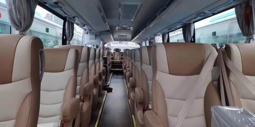 2+1跟团的保姆车35座是什么？