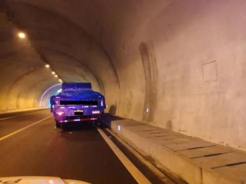 男女高速隧道内做不雅事件,你敢在隧道停车吗?有什么危害? 男女高速隧道内做不雅事件,你敢在隧道停车吗?有什么危害?