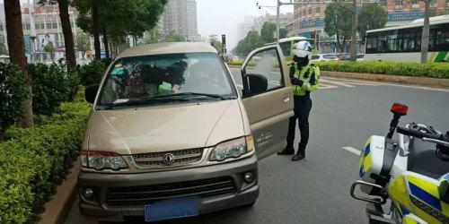 私家车五座，算司机坐六人，可以吗？会怎么处罚？