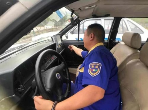 科目二考试的时候,副驾驶有考官坐着吗？