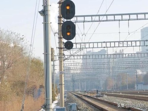 铁路信号灯双黄灯侧线进站。那么闪黄或者黄闪代表的意义是什么？