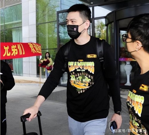 辽宁全队抵沈阳,等候球迷围堵了大巴,杨鸣在车落泪,你怎么看? 辽宁全队抵沈阳,等候球迷围堵了大巴,杨鸣在车落泪,你怎么看?