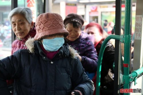 冬天等公交，站着和坐着哪个更暖和？