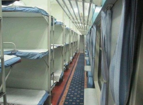 火车三层卧铺中间能坐起来吗？