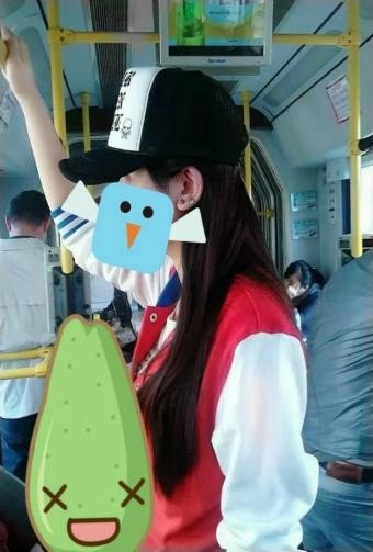 和一个女孩子一起坐公交应不应该坐她旁边（不是女朋友）？