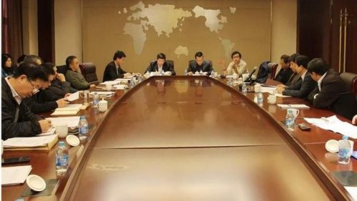 开会两个领导并排怎么坐？