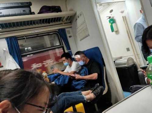 两人坐火车怎么怎么靠窗对坐？