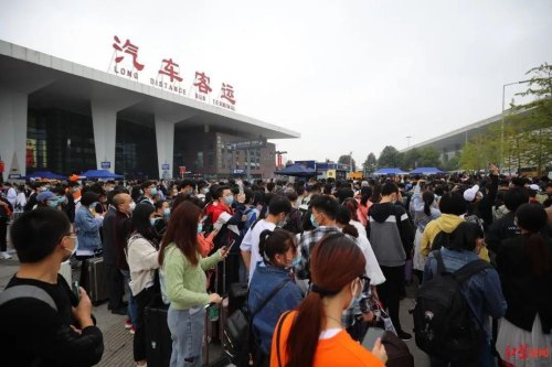 成都东站里面有没有长途汽车站？