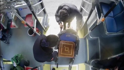 石家庄一公交司机坚持“航空级服务”18年走红，乘客坐上去都舍不得下车，你怎么看？