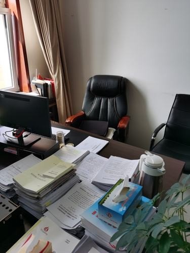 办公室两个座位科长副科长怎么排？