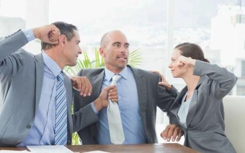 如果上级领导联合你的下属把你的权力架空，你该怎么办？