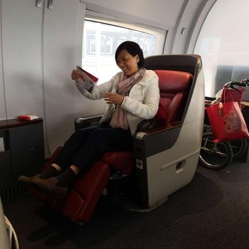 高铁商务舱里面的座椅是哪个厂家生产的？