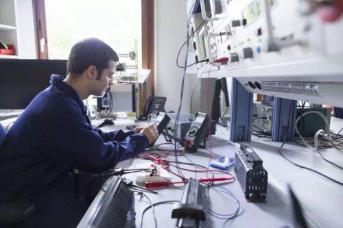 电工和大客司机我去干哪个好?我性格不内向也不外向，只不过这两个工作相比，我比较喜欢开车，先暂且不说？
