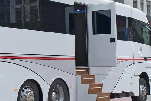 长途客车怎样开车门？