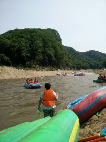 去抚顺清原红河谷漂流有公交车吗？