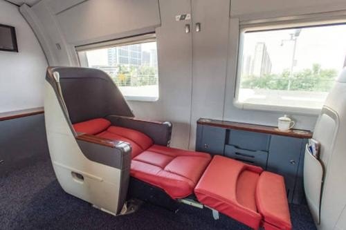 高铁一等座怎么放平？