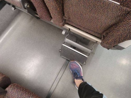 一等座的脚踏板怎么收起来？