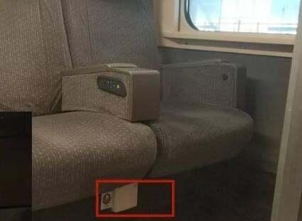 d2353动车有插座吗？