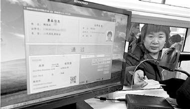 小孩用大人的身份证买高铁票，在高铁站怎么取票？