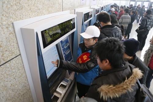 青岛火车站学生票取票用去窗口排队吗？