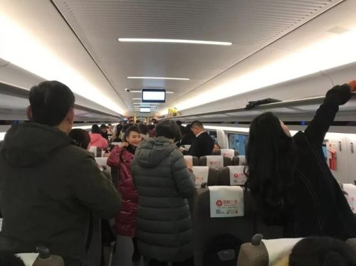 坐动车和坐高铁有什么不一样的感受？