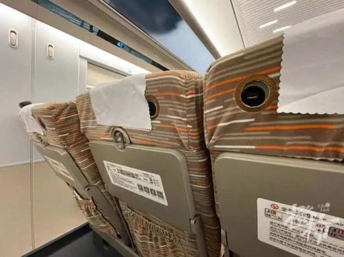d1882高铁二等座有充电口吗？