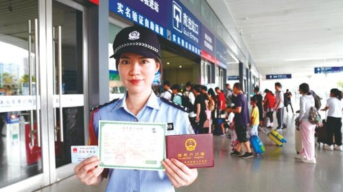 大人一并给儿童买的高铁票,儿童没有身份证,到时候必须拿户口本窗口？