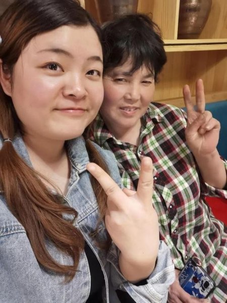 你手机里有和妈妈的合影吗？