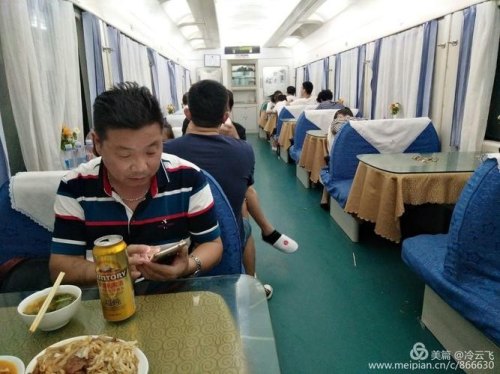 K738车次（上海-洛阳）的火车的餐车是在第几车厢呢？