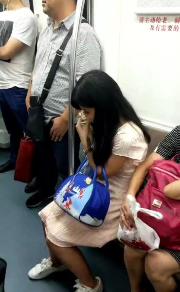 长沙地铁一老人霸座:强行将女子从座位上挤开,挥动雨伞扬言:我打死你? 长沙地铁一老人霸座:强行将女子从座位上挤开,挥动雨伞扬言:我打死你?