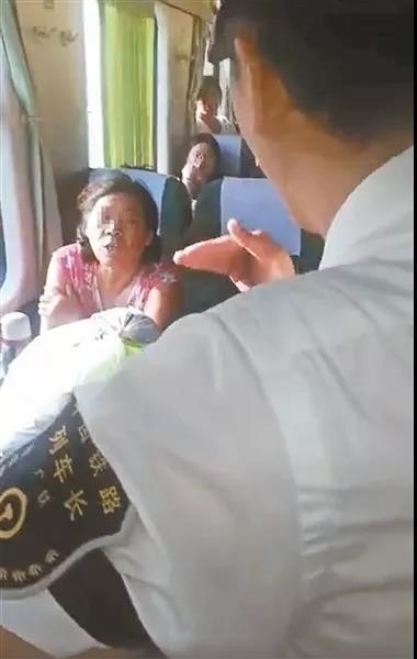 列车又出现了一个霸座大妈,你们怎么看这件事情? 列车又出现了一个霸座大妈,你们怎么看这件事情?