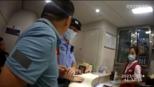 失信被执行人法律意义讲酒店飞机高铁不能坐和住,但其用别人的身份证住宿和坐高铁飞机违法吗? 失信被执行人法律意义讲酒店飞机高铁不能坐和住,但其用别人的身份证住宿和坐高铁飞机违法吗?