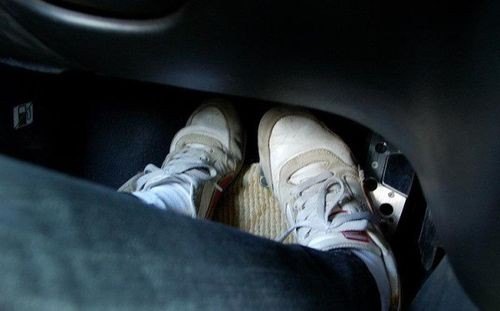 自动挡汽车油门和刹车是一只脚控制还是两只脚? 自动挡汽车油门和刹车是一只脚控制还是两只脚?