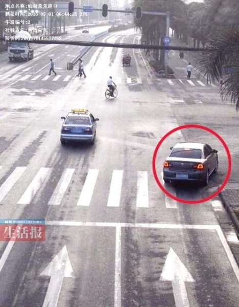 直行是绿灯，右转弯是红灯，在右转弯车道上直行是违章吗？