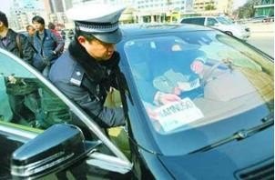 临时牌照自带双面胶吗？