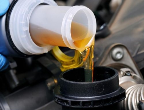 新车开了一万多公里，不跑高速机油在上线和下线中间，跑高速机油下降到下线以下是什么原因？应该怎么办？