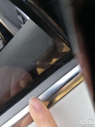 车窗升降有沙子刮玻璃的声音? 车窗升降有沙子刮玻璃的声音?