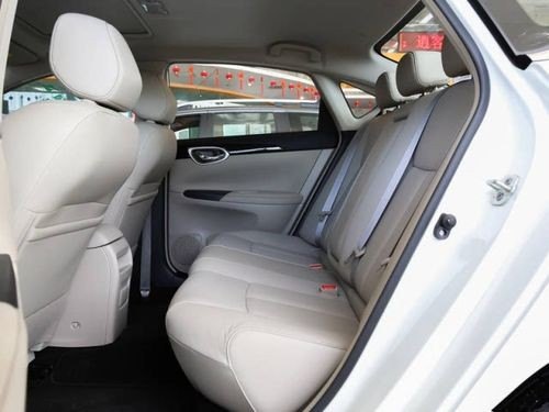 轩逸怎么把后座放平？