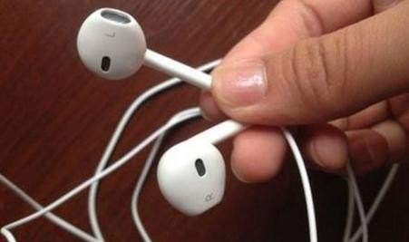 耳机上面为什么要标L／R（左／右），如果我不按照它上面写的戴是不是音效会不同？