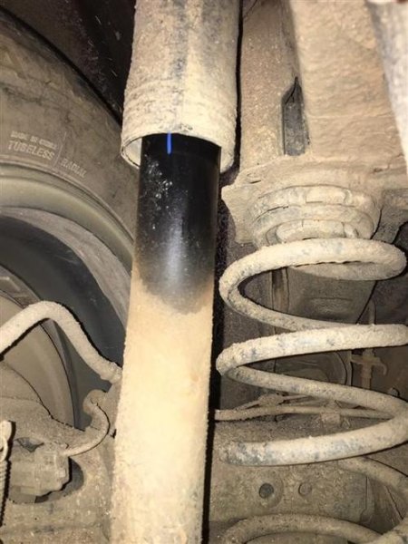 汽车前减震漏油突然之间又不漏了？